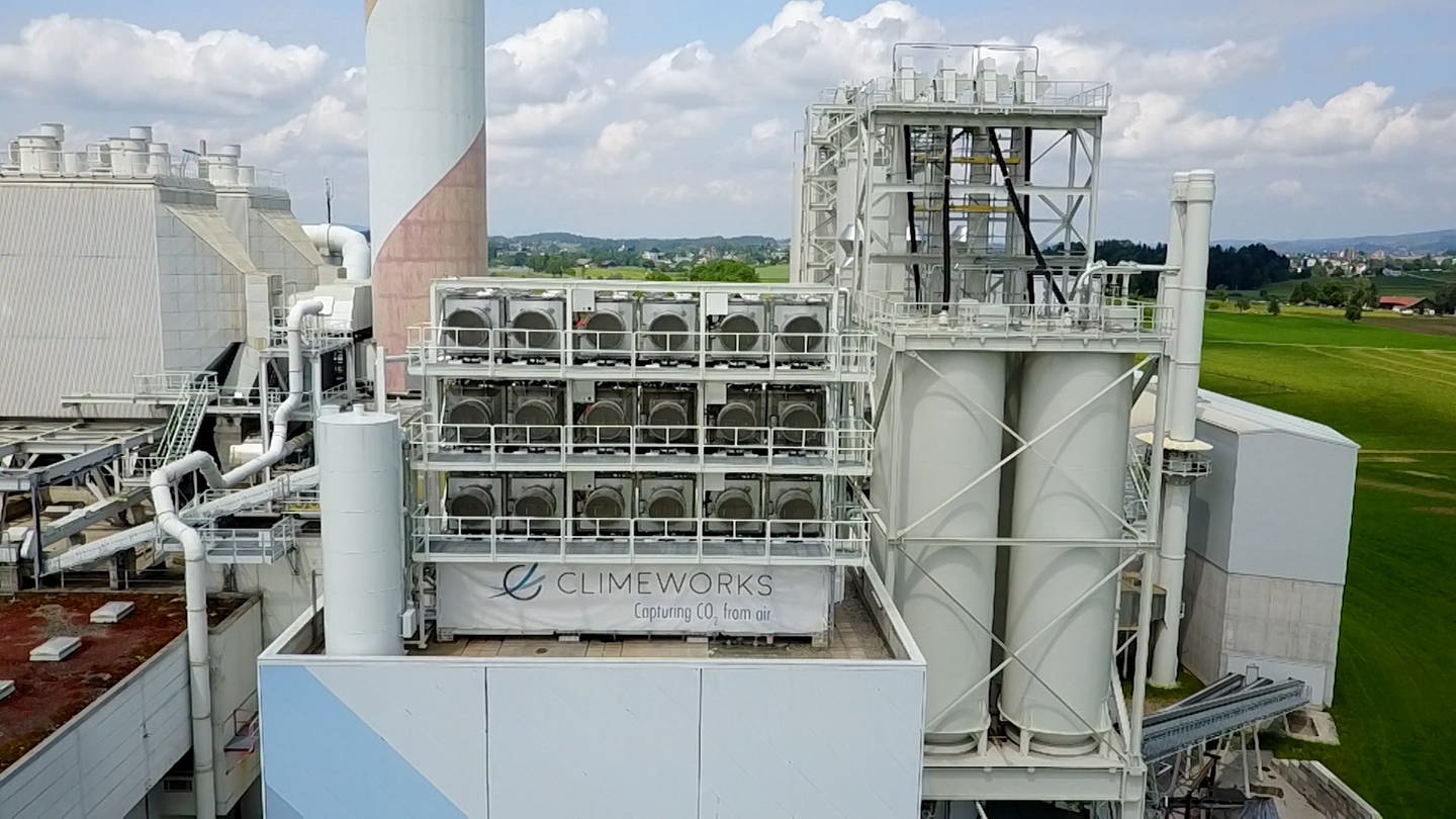 Ein großer Staubsauger filtert CO2 aus der Luft. Ein Prototyp der Anlage steht in Basel.