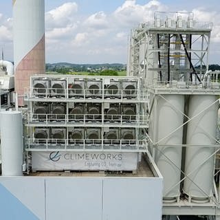 Ein großer Staubsauger filtert CO2 aus der Luft. Ein Prototyp der Anlage steht in Basel.