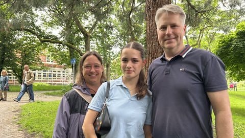 Auch sie hat von ihrem Stimmrecht Gebrauch gemacht: die 16-jährige Lea-Janne Gehring mit ihren Eltern vor einem Wahllokal in Freiburg.