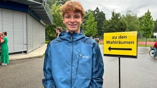 Erstwähler Anton Stefe vor dem Wahllokal im Deutsch-Französischen Gymnasium in Freiburg