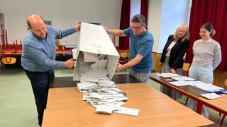 Alle Hände voll zu tun: In Villingen-Schwenningen zählen die Wahlhelferinnen und -helfer die Stimmzettel aus.