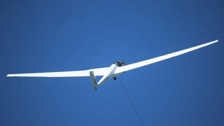 Ein Segelflugzeug wird mit Hilfe einer Seilwinde gestartet 
