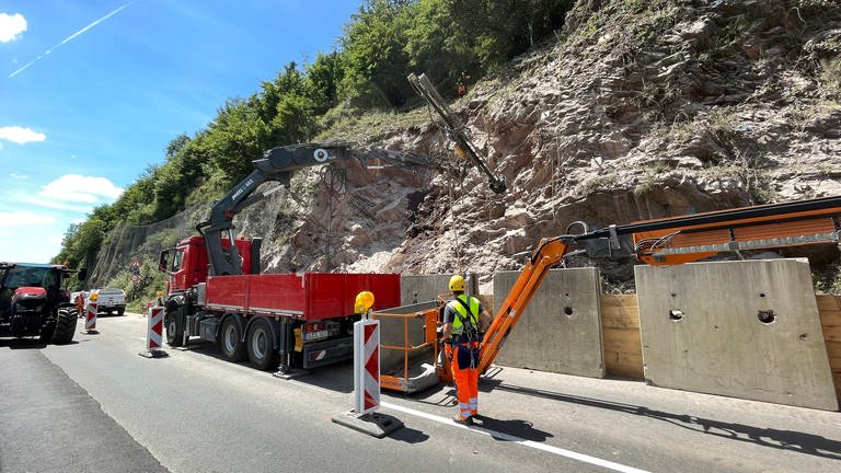 Eine Spur der B294 ist wegen der Bauarbeiten gesperrt.