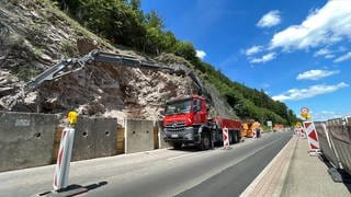 Für die Instalation der Riesennägel wird eine Fahrspur auf der B294 gesperrt.