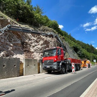 Für die Instalation der Riesennägel wird eine Fahrspur auf der B294 gesperrt.