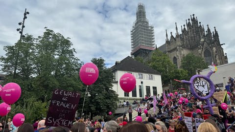 Auf dem Theaterplatz in Basel machen die Demonstrierenden auf Femizide und fehlende Gleichberechtigung aufmerksam.