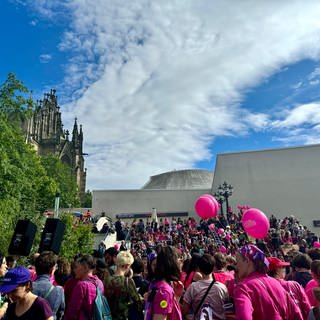 Bei Sonnenschein versammeln sich die Demonstrierenden auf dem Theaterplatz bevor sie durch die Stadt ziehen.