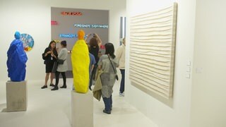 Besucherinnen und Besucher bei der internationalen Kunstmesse "Art Basel"