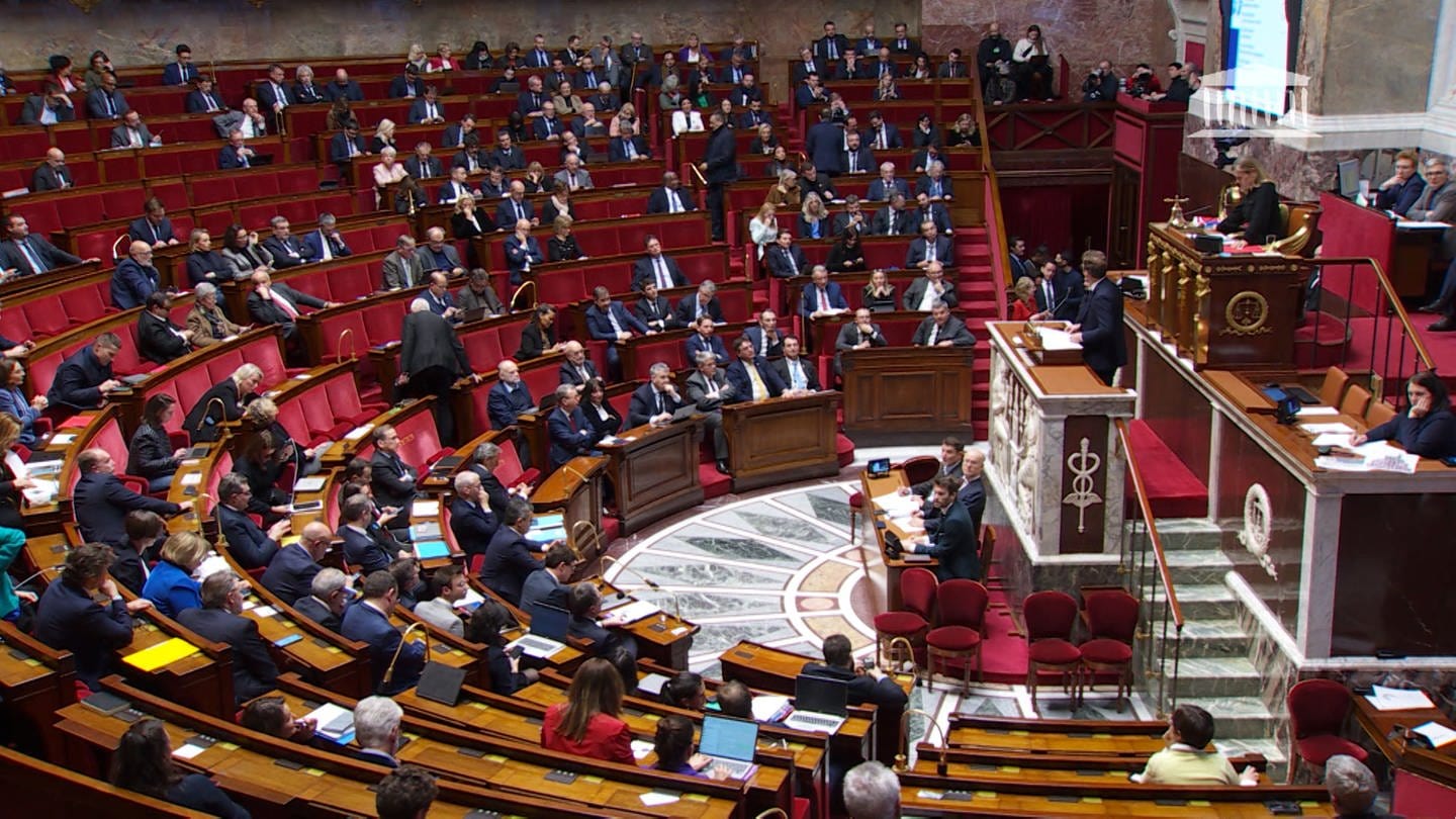 Abgeordnete sitzen im französischen Parlament in Paris.