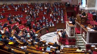Abgeordnete sitzen im französischen Parlament in Paris. 