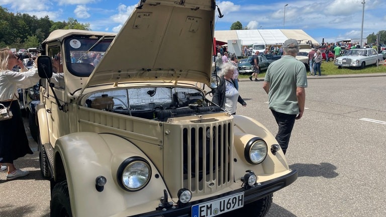 Die Oldtimerfans interessieren sich auch für das, was unter der Motorhaube versteckt ist.