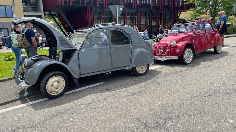 Bei manchen historischen Fahrzeugen war auch ein Blick in das Innenleben möglich, wie bei dieser Ente aus Frankreich. 