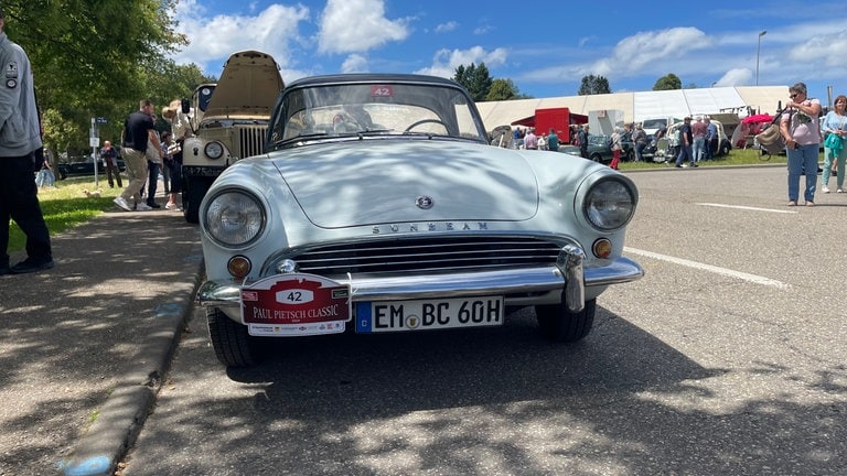 Historische Fahrzeuge gab es am Wochenende in Freiamt in vielen Farben und Formen. Ein "Sunbeam" im Vordergrund und ein ehemaliges Armeefahrzeug, russischer Bauart, im Hintergrund. 