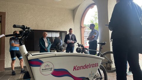 Das Lastenvelo "Kandelross"  ist ein Lastenrad, welches die Stadt Waldkirch Bürgerinnen und Bürgern ganzjährig zur Verfügung stellt, um Fahrten mit dem Auto einzusparen. 
