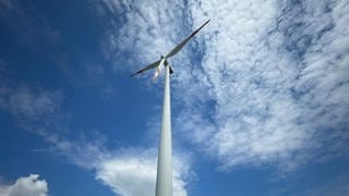 Gibt es ausreichend Wind für den geplanten Windpark Breisgau? Darüber sind sich die Experten nicht einig. In Ehrenkirchen im Kreis Breisgau-Hochschwarzwald fand eine Informationsveranstaltung für die Bürger statt. 