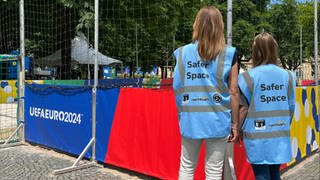 Zwei Helferinnen vom Safe Space in der Fanzone in Stuttgart. Eine Beratungsstelle aus Freiburg hat die Helferinnen und Helfer geschult. So soll die EM sicherer werden. 