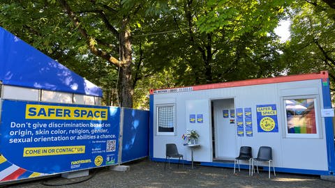 Der Safe Space in der Fanzone in Stuttgart ist ein sicherer Ort während der EM. Dort können sich Betroffene von Diskriminierung oder sexualisierten Übergriffen erholen.