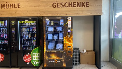 "Mystery-O-Mat" heißt der neue Automat im Automatensupermarkt des Freiburger Hauptbahnhofs. Was genau in den Päckchen ist, weiß niemand.