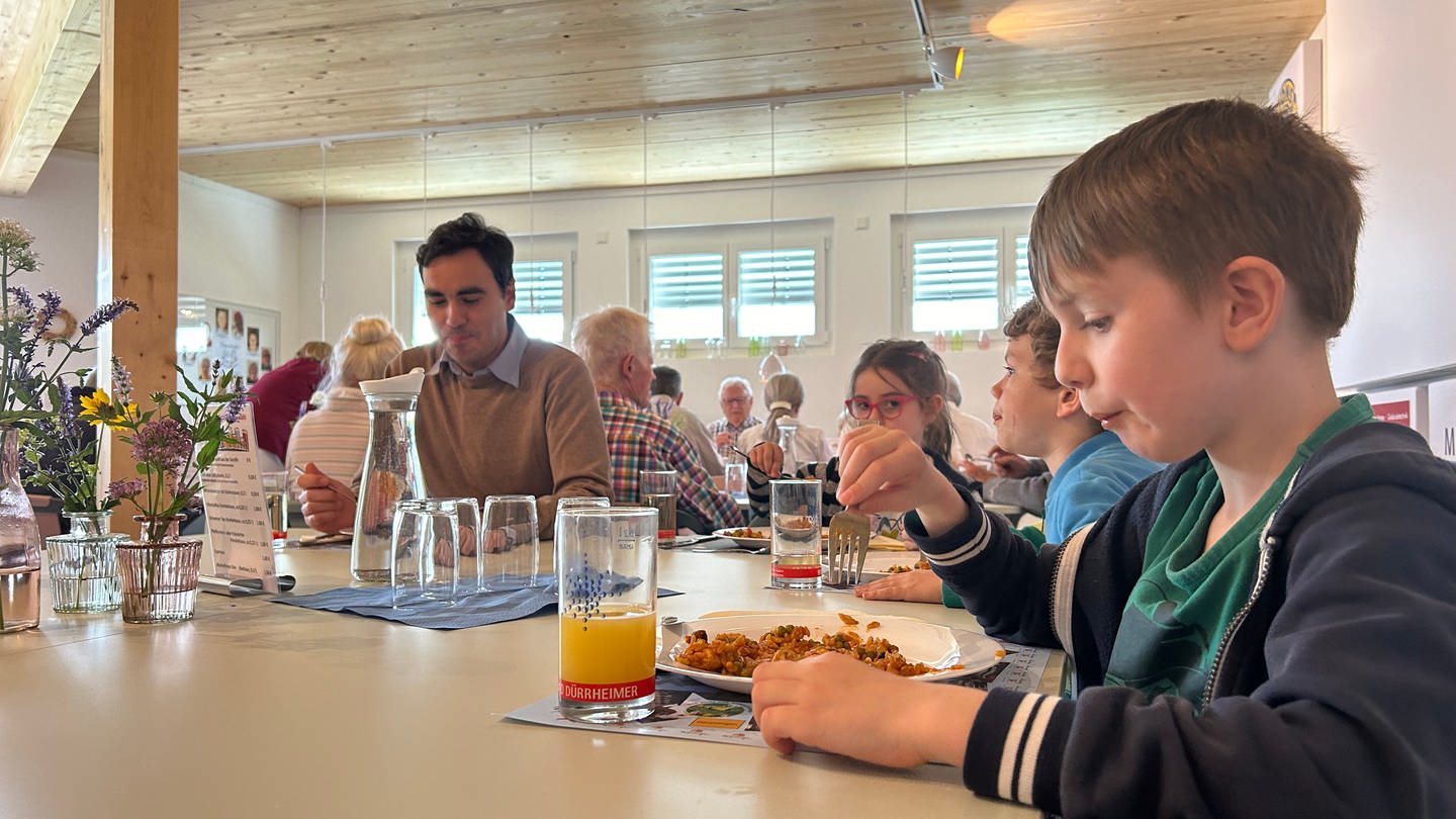 Beim Mittagsessen trifft man sich in Harpolingen: Alt und Jung kommen zusammen.