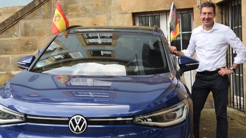 Der Donaueschinger Oberbürgermeister Erik Pauly vor einem städtischen Fahrzeug.