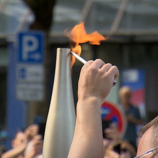 Das Olympische Feuer hat auf dem Weg zu den Olympischen Sommerspielen in Paris auch im südbadischen Weil am Rhein