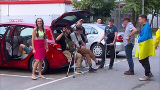 Ukrainische Fußballfans stehen auf einem Parkplatz nach einem Spiel ihrer Nationalelf bei der EM 2024 in Deutschland