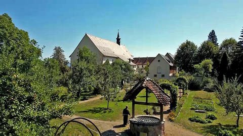 Das Kloster Stühlingen mit Garten und Brunnen.