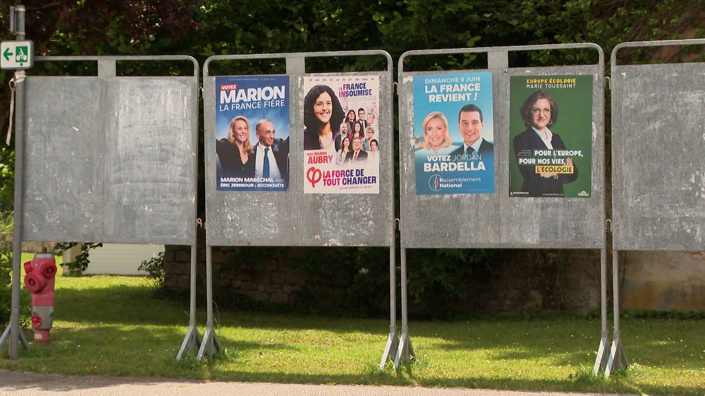 Wahlplakate in einem elsässischen Dorf.