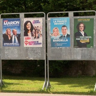 Wahlplakate in einem elsässischen Dorf.