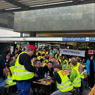 Streikende vor der Uniklinik Freiburg