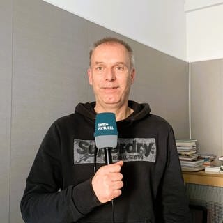 Ulf Seefeldt mit Mikrofon in der Hand im SWR Studio Offenburg