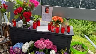 Blumen, Grablichter und ein Brief mit Foto der Getöteten liegen auf einem Beistelltisch - große Betroffenheit in Simonswald: Dort ist eine 38-jährige Frau mutmaßlich von ihrem Ehemann getötet worden