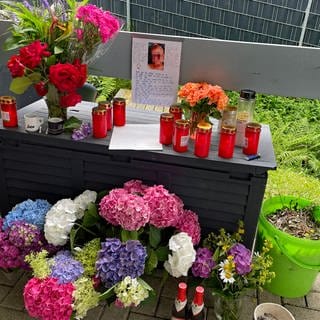 Blumen, Grablichter und ein Brief mit Foto der Getöteten liegen auf einem Beistelltisch - große Betroffenheit in Simonswald: Dort ist eine 38-jährige Frau mutmaßlich von ihrem Ehemann getötet worden