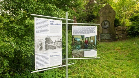 Der Basler Zoo feiert seinen 150. Geburtstag. Auf Tafeln ist die Geschichte nachzulesen.