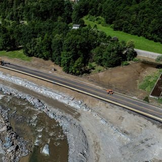 Eine Schweizer Autobahn wurde in Rekordtempo an der überspulten Stelle neben einem Fluss repariert