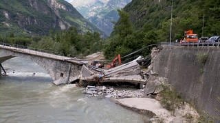 Eine Brücke in den Schweizer Alpen wurde vom Hochwasser eines Gebirgsbaches zerstört.
