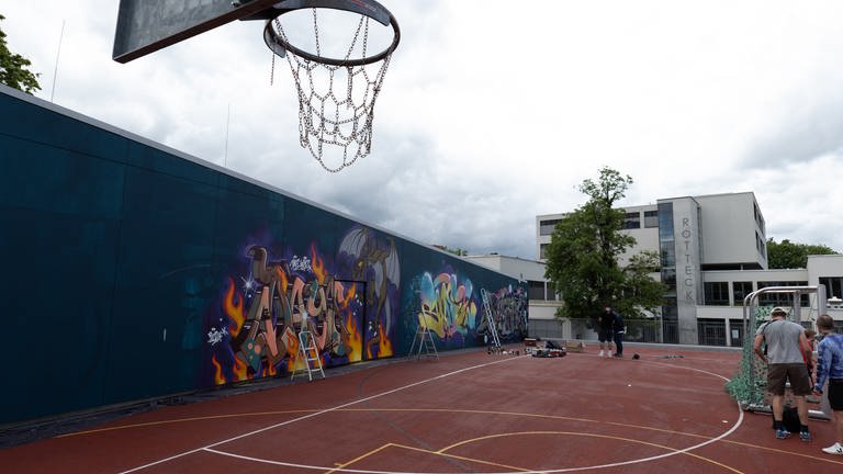 Graffiti-Künstler sprühen ihre Kunstwerke an sechs Spots in Freiburg an die Wände.