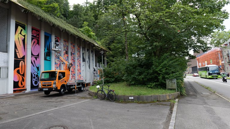 Graffiti-Künstler sprühen ihre Kunstwerke an sechs Spots in Freiburg an die Wände.