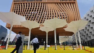 Besucher gehen zum Pavillon von Baden-Württemberg auf der Expo 2020 in Dubai