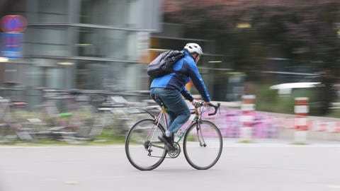 Ein Mann fährt auf seinem Fahrrad über die Straße. Das Ergebnis des Stadtradelns 2024: Südbadens Radfahrer umrunden 214-mal die Erde.