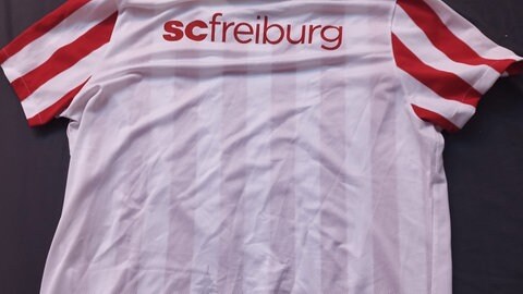 Die Rückseite des Sondertrikots des SC Freiburg zum Jubiläum