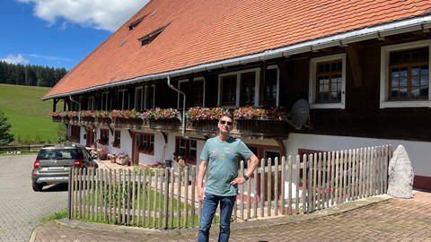 Redaktionsleiter Tobias Jost ist gerne am Drehort in Furtwangen