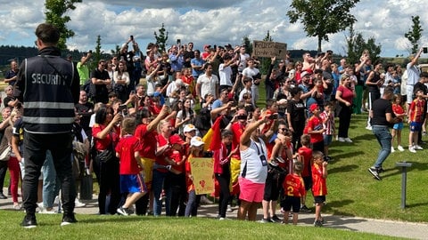 Viele Fans, Familien und Kinder schauen den Spaniern zu, als sie von Donaueschingen Richtung Berlin aufbrechen.