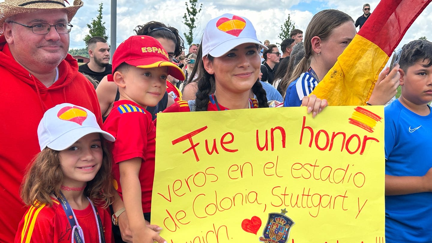 Viele Familen und Kinder sind extra angereist um sich von den spanischen Fußballstars zu verabschieden.