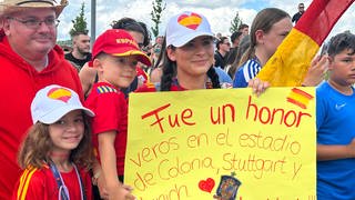 Viele Familen und Kinder sind extra angereist um sich von den spanischen Fußballstars zu verabschieden.