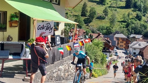 Angefeuert von Entertainer Thomas Zipfel und mit Unterstützung von Familien und Freunden erklimmen die Radler die "Alpe de Fidlebrugg".