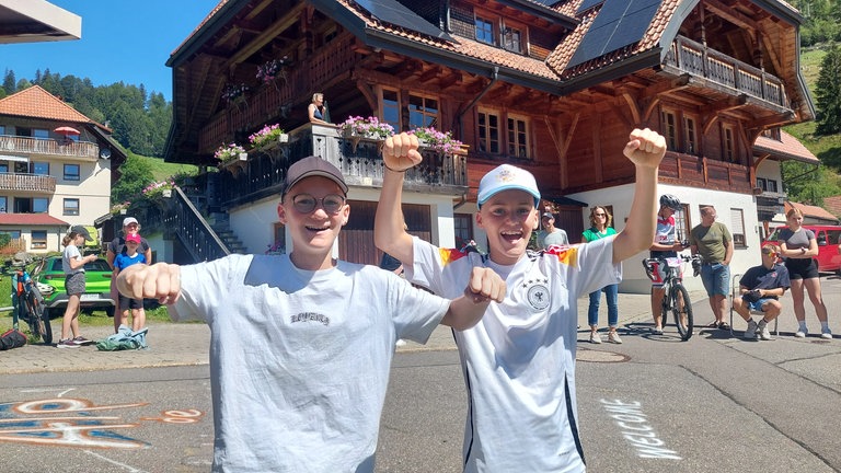 Janne und Matti aus Appenweiher feuern vor dem EM-Finale am Abend noch ihren Vater beim Ultra Bike an.