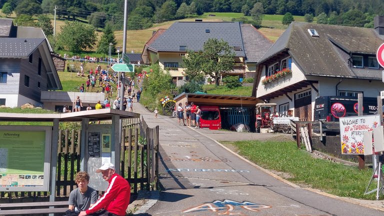 Beim schwersten Anstieg in Aftersteg warten die Fans auf erste Fahrer.