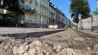 Da Asphaltarbeiten an der Schillerstraße in der Innenstadt Freiburgs notwendig sind, ist die B31 für eine Woche gesperrt. Deswegen bildet sich ein Rückstau bis zum Autobahnzubringer Mitte. 