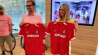 Am Donnerstagmorgen wurde das Trikot des SC Freiburg vom Hauptsponsor JobRad vorgestellt